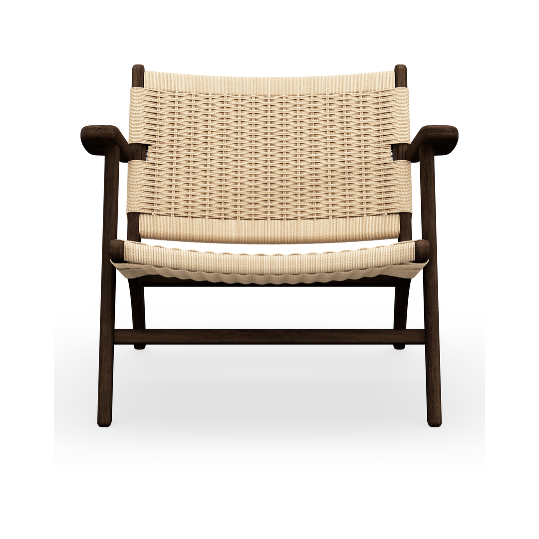 Låg fåtölj med mörk trästomme och beige flätad sits och rygg, frilagd på vit bakgrund.