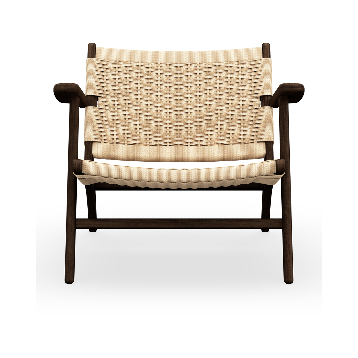 Låg fåtölj med mörk trästomme och beige flätad sits och rygg, frilagd på vit bakgrund.
