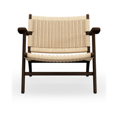 Låg fåtölj med mörk trästomme och beige flätad sits och rygg, frilagd på vit bakgrund.