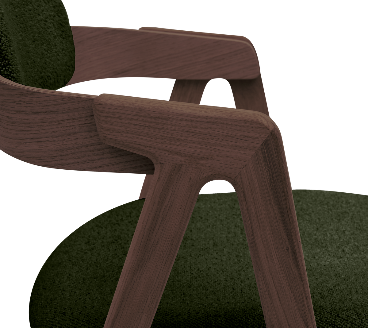 Närbild av en modern stol i mörkt trä med mörkgrön klädd sits och rygg, frilagd mot svart bakgrund.