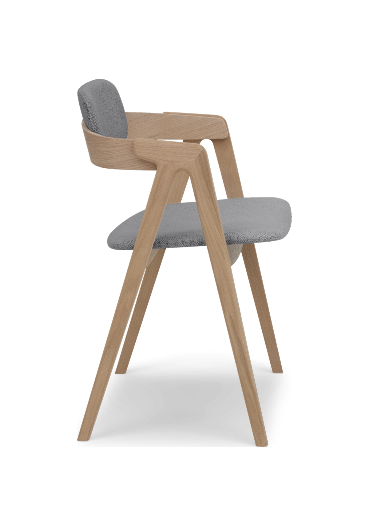 Modern stol i ljus ek med grå sits och rygg, frilagd från sidan.