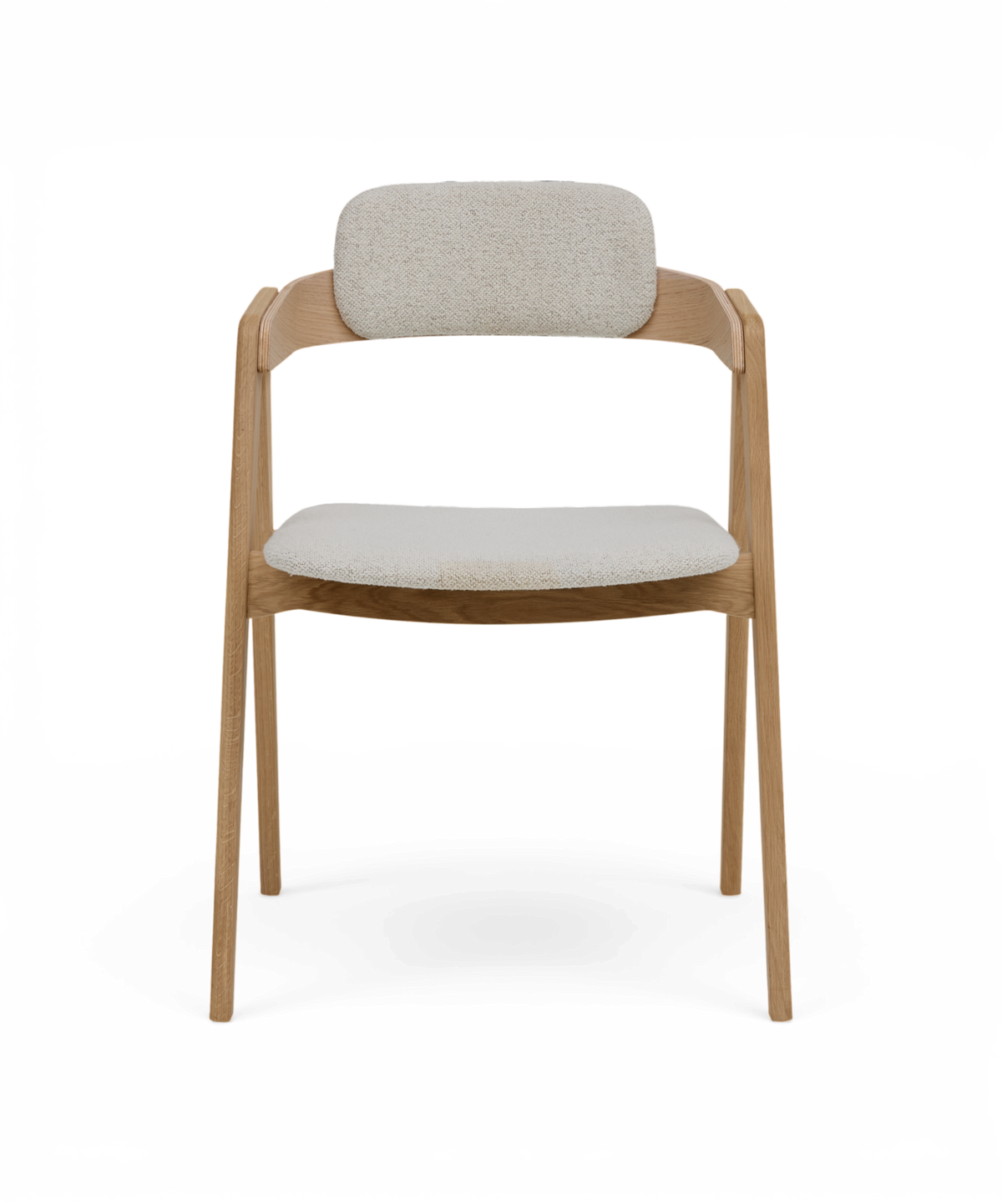 Frontvy av en stol i ljus ek med stoppad beige sits och rundad ryggdyna på vit bakgrund.