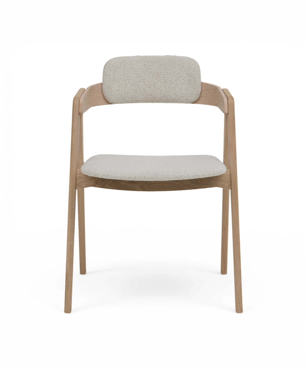 Modern stol i ljus ek med beige stoppad sits och rygg.