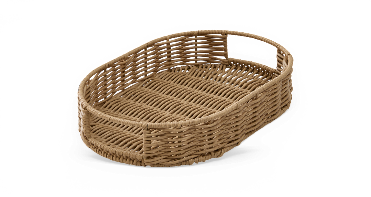 Ovalt flätat rattanfat/korg med utskuret handtag i ena änden, frilagd mot vit bakgrund.