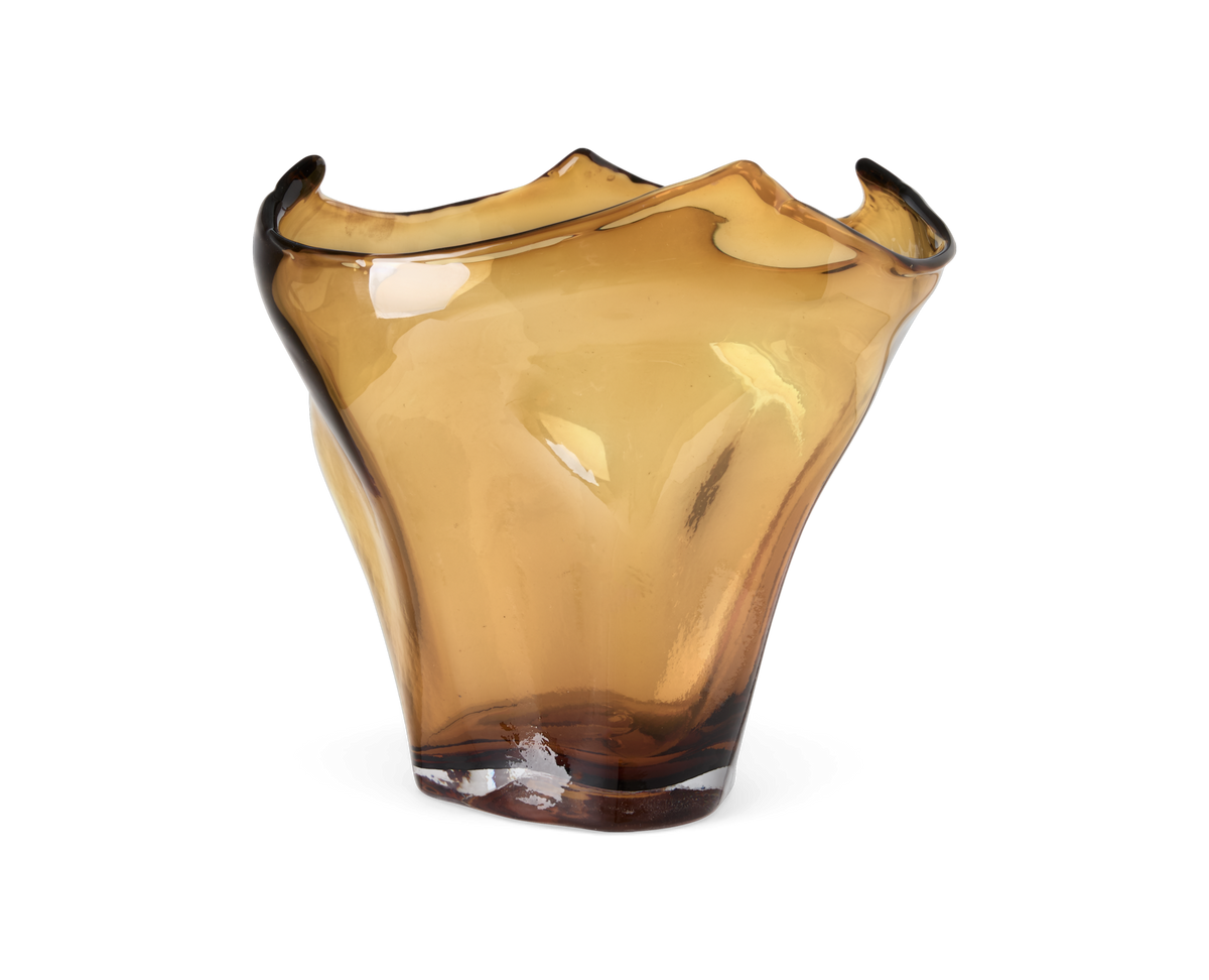 Bärnstensfärgad handblåst glasvas med vågig kant, frilagd mot svart bakgrund.