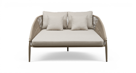Beige tvåsits soffa/daybed med repdetaljer på armstöden och lösa ryggkuddar, sedd rakt framifrån mot vit bakgrund.