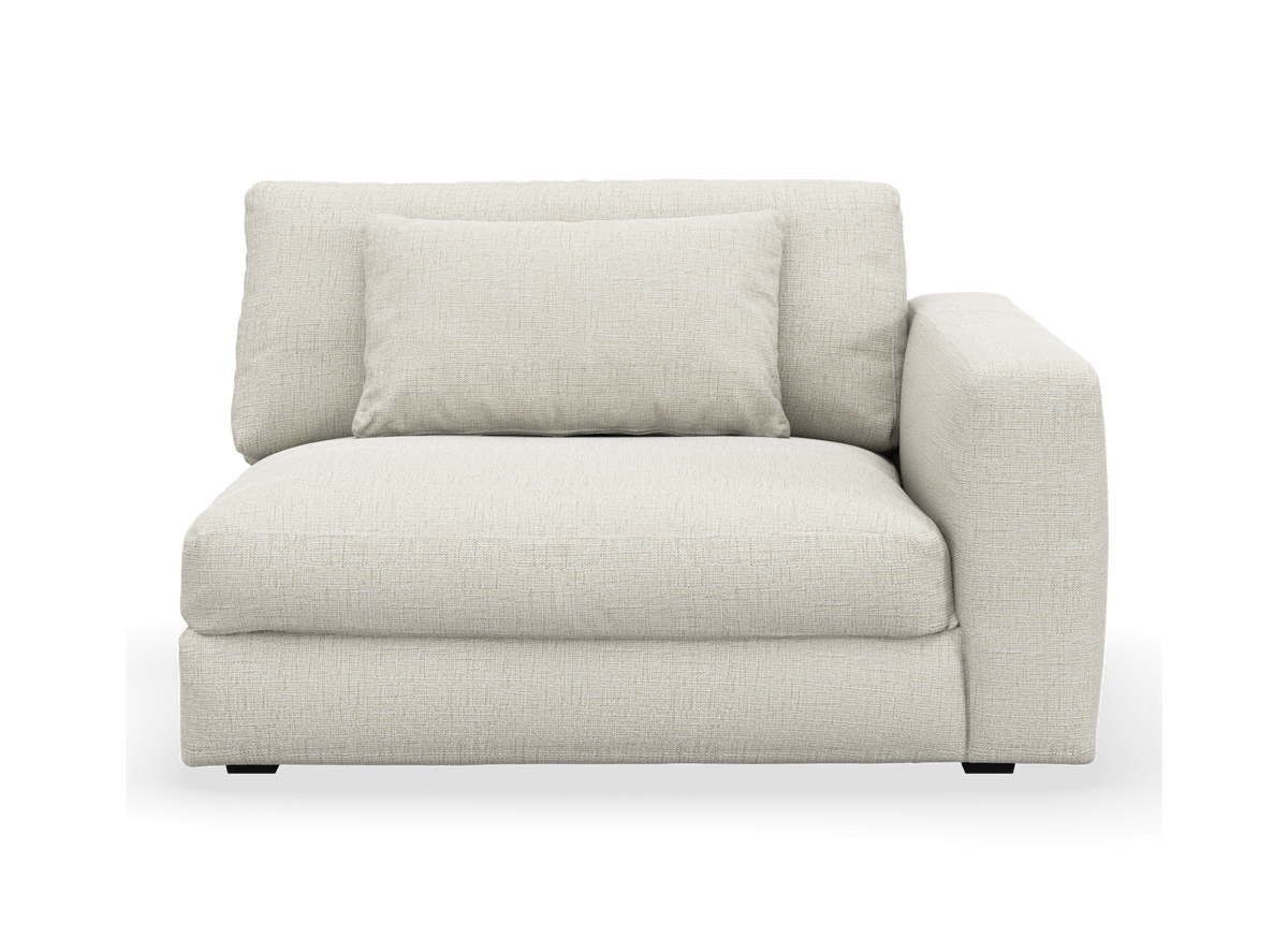 Beige modulsoffa med höger armstöd och lösa kuddar, frilagd mot vit bakgrund.