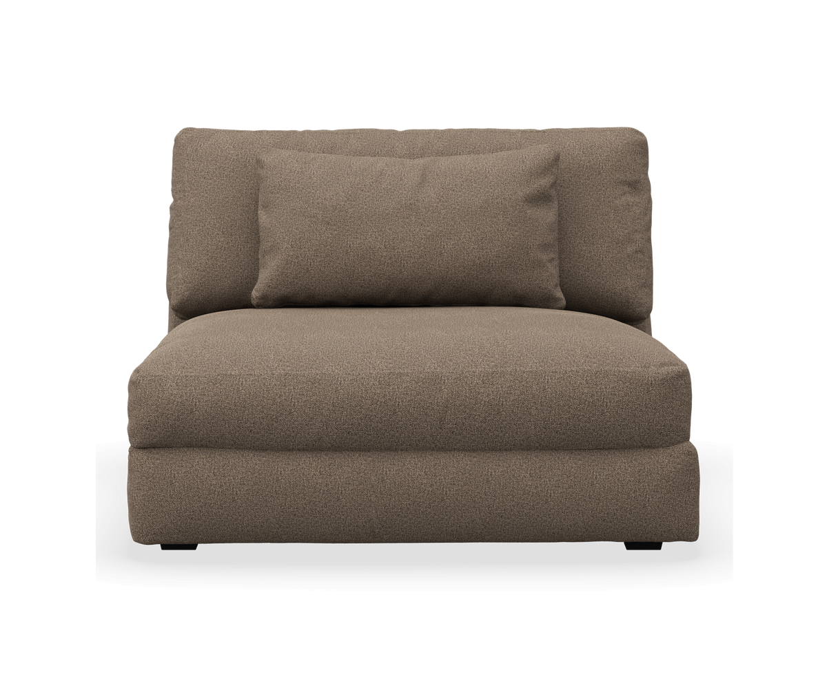 Brun/beige modulär loungestol utan armstöd med rygg- och prydnadskudde, frilagd på vit bakgrund.