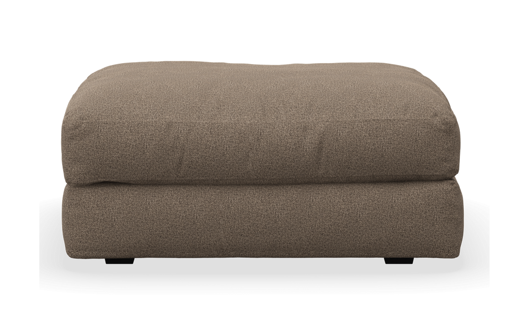 Brunmelerad tygpuff/ottoman, frilagd på vit bakgrund, frontvy.