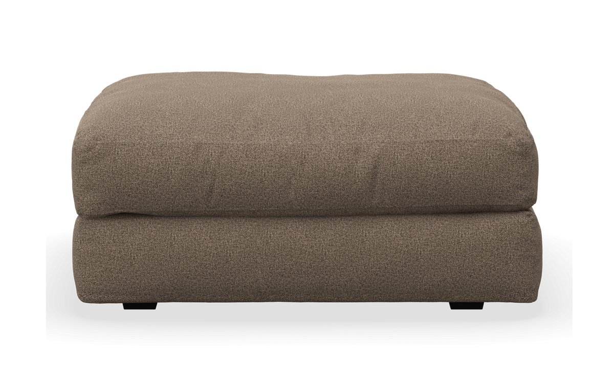 Brunmelerad tygpuff/ottoman, frilagd på vit bakgrund, frontvy.