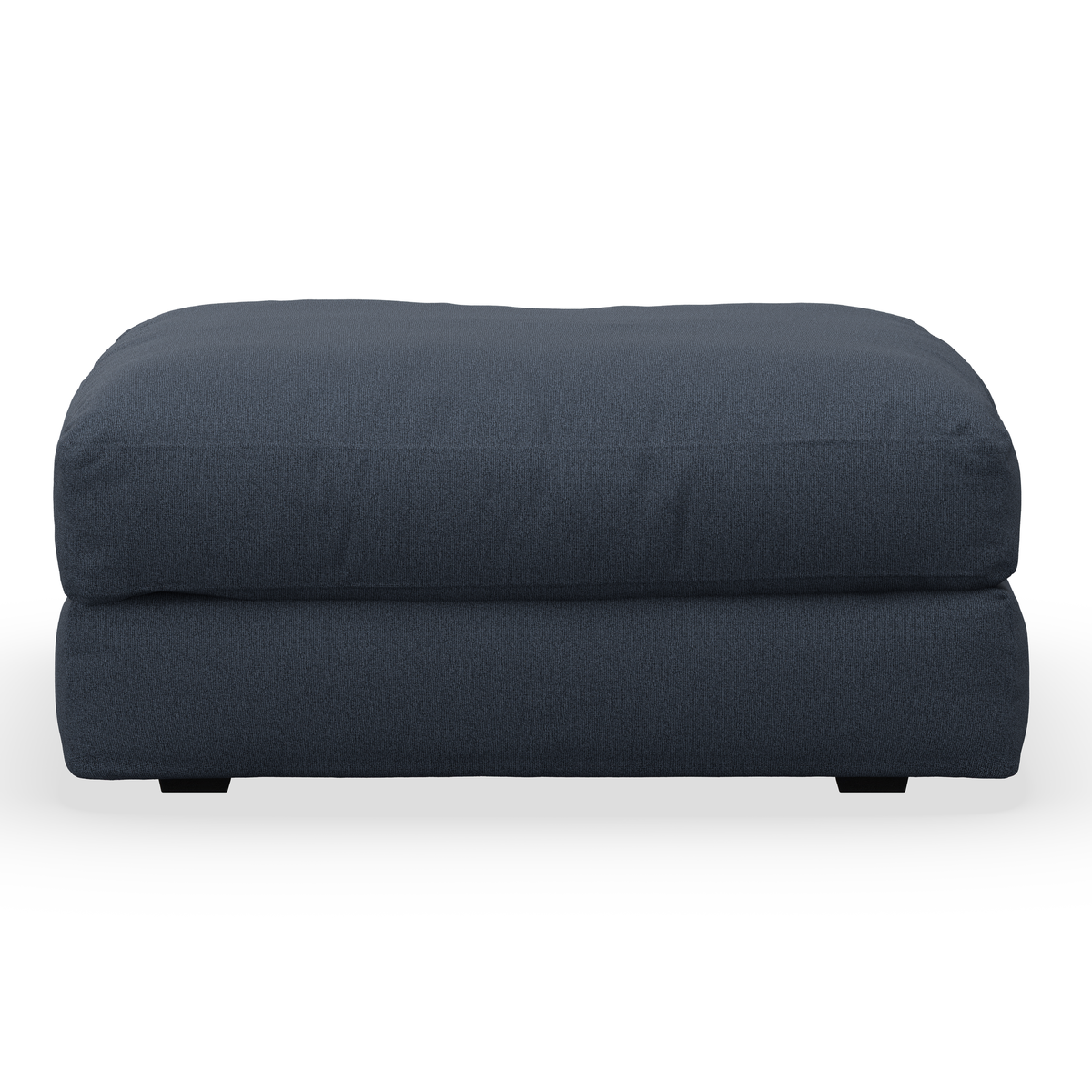 Mörkblå stoppad puff/ottoman i tyg mot vit bakgrund, frontvy.