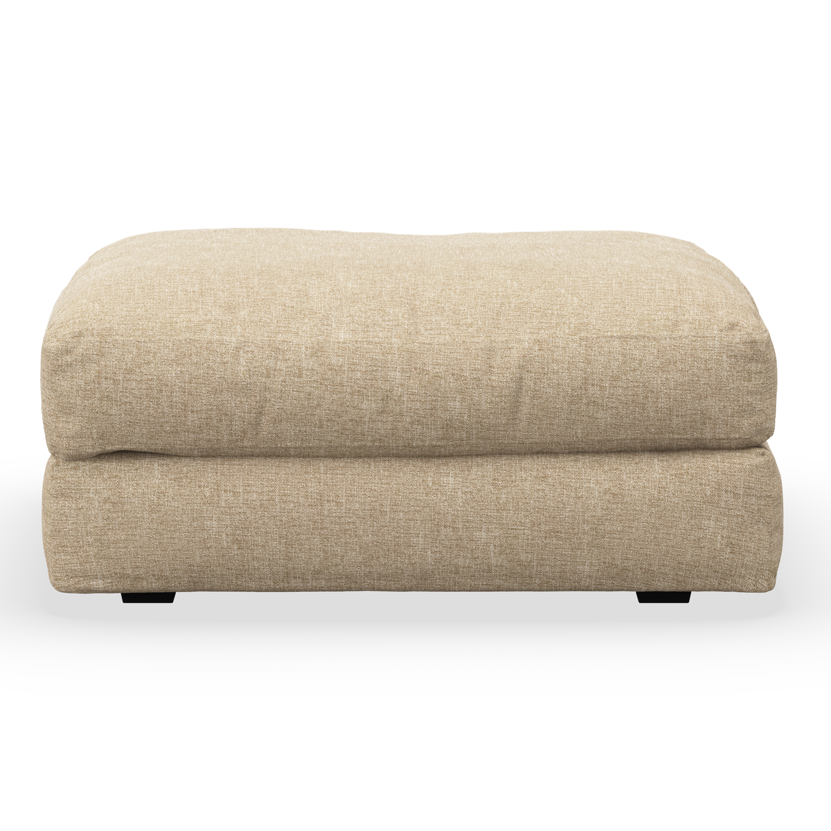 Beige ottoman i tyg med låg, mjuk profil, sedd rakt fram mot vit bakgrund.