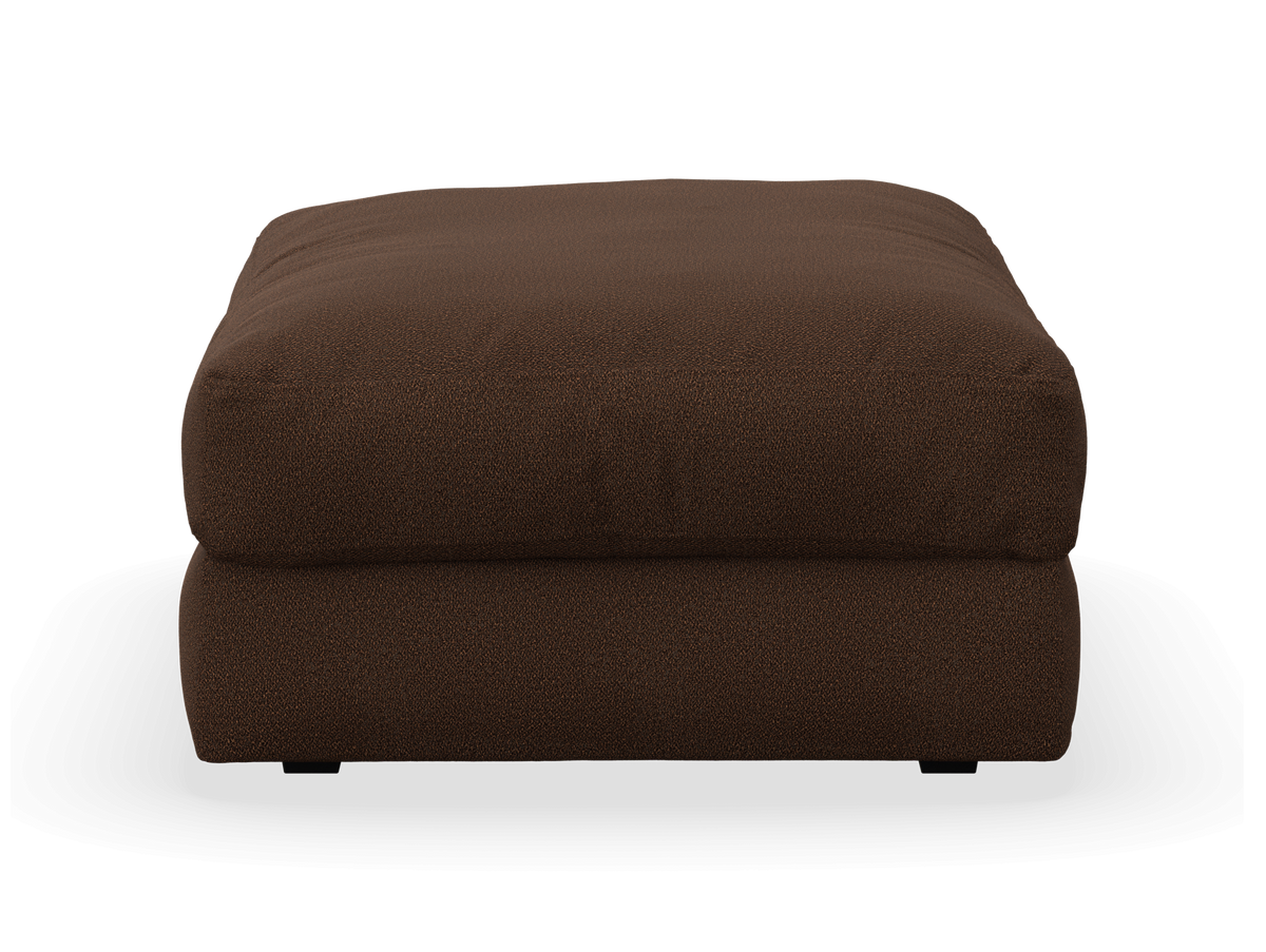 Brun, rektangulär ottoman/fotpall sedd framifrån, isolerad på vit bakgrund.