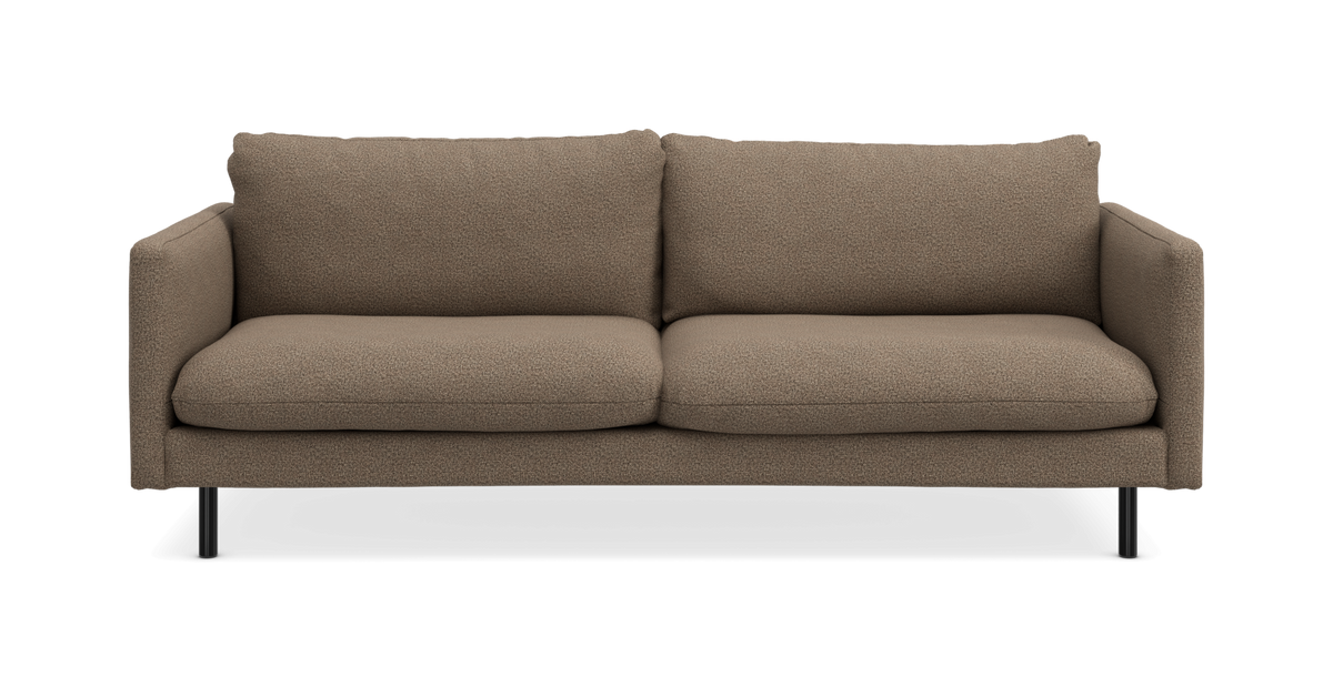 Brunbeige tvåsits soffa med raka armstöd och svarta ben, frilagd produktbild.