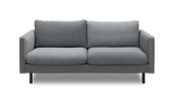 Grå tvåsits soffa med raka armstöd och svarta ben, frontvy, frilagd._ps