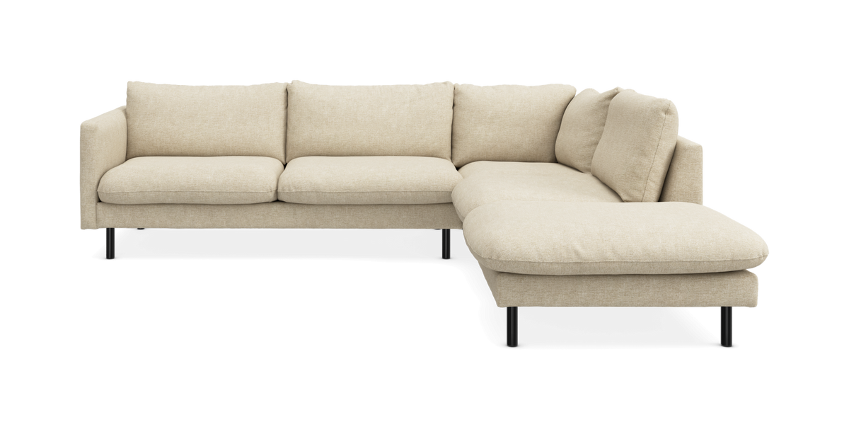 Beige L‑formad modulsoffa med schäslong till höger och slanka svarta ben, frilagd produktbild.