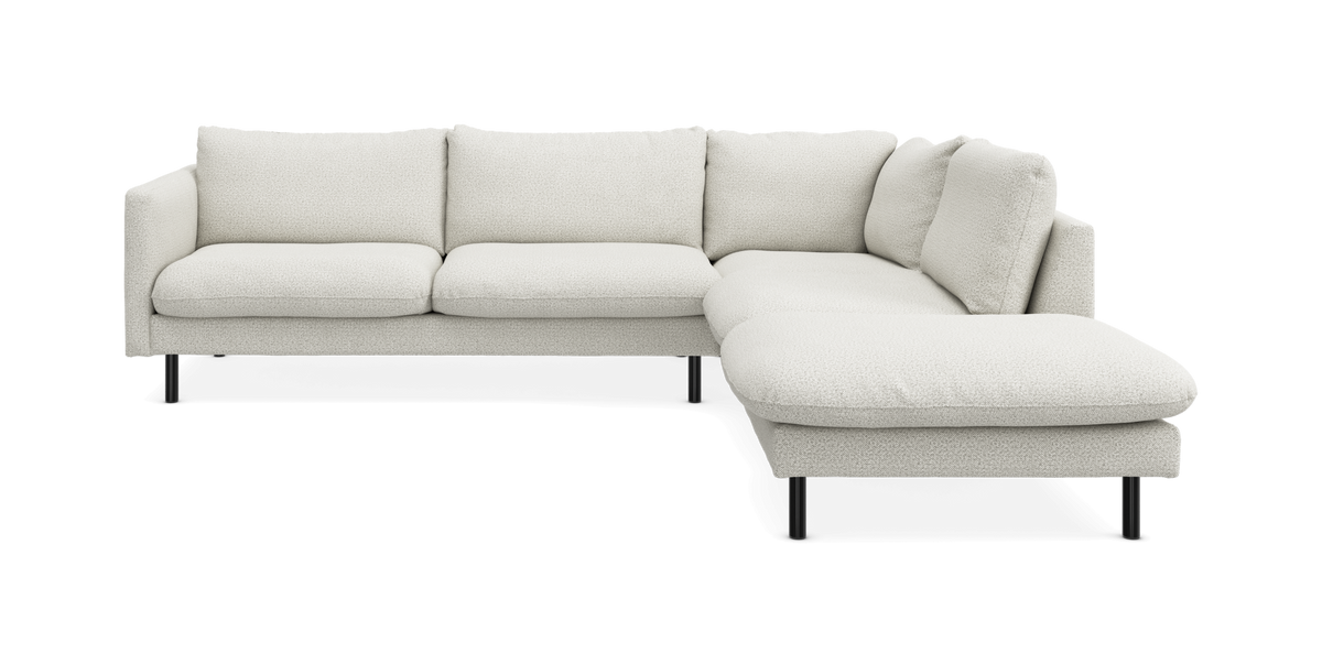 Vit L-soffa med schäslong till höger, modern design på svarta ben.