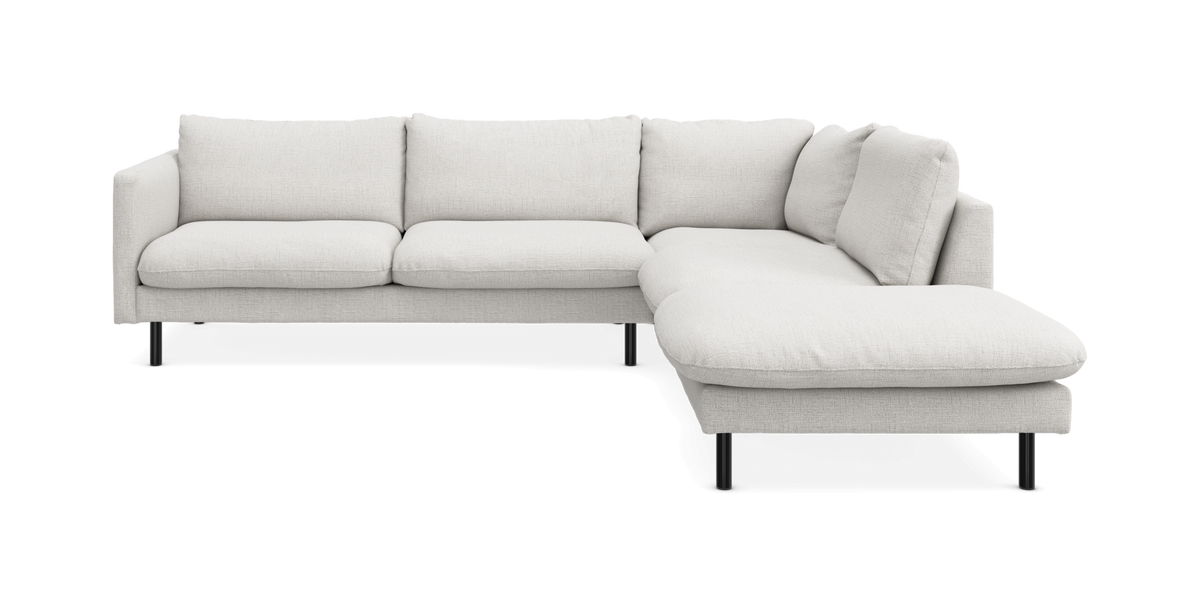 Ljusbeige L‑soffa med schäslong till höger på svarta ben, frontvy.