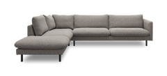 Grå L‑soffa med vänstervänd schäslong, modern och mjukt stoppad med svarta ben.