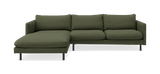 Grön hörnsoffa med vänsterställd schäslong, modern design med svarta ben._ps