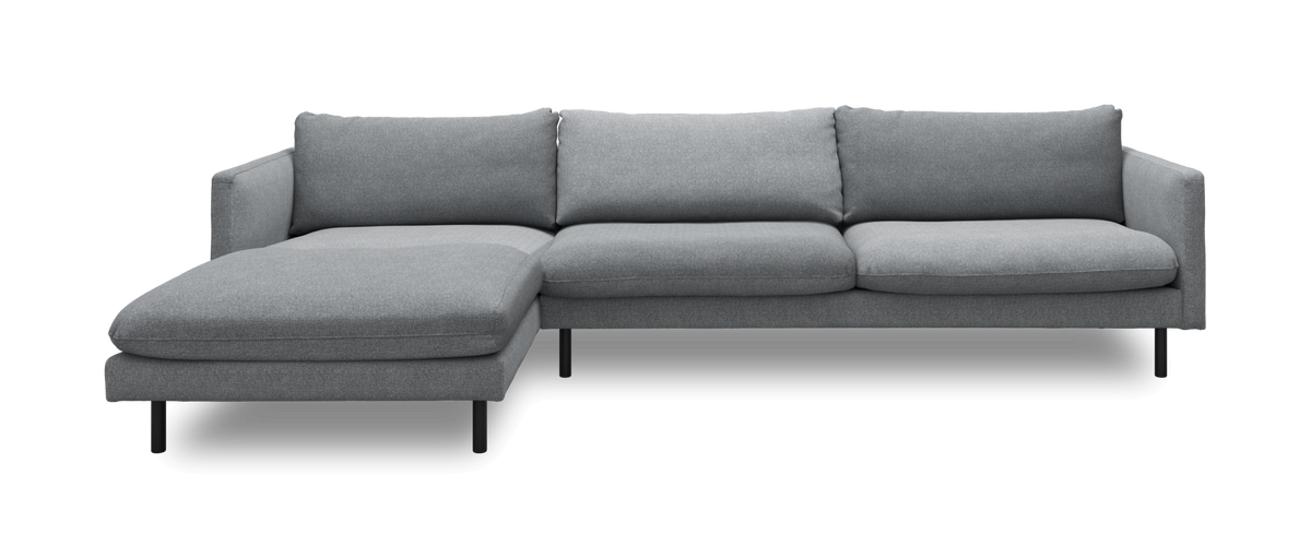 Grå modulsoffa med vänster divan, tre sittplatser och slanka svarta ben.