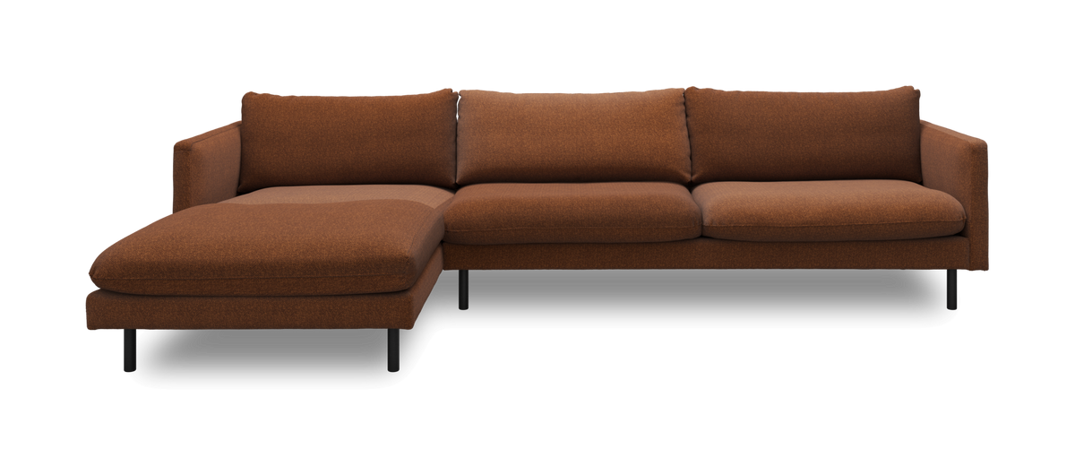 Brun modulsoffa med vänster divan och smala svarta ben, frilagd produktbild.