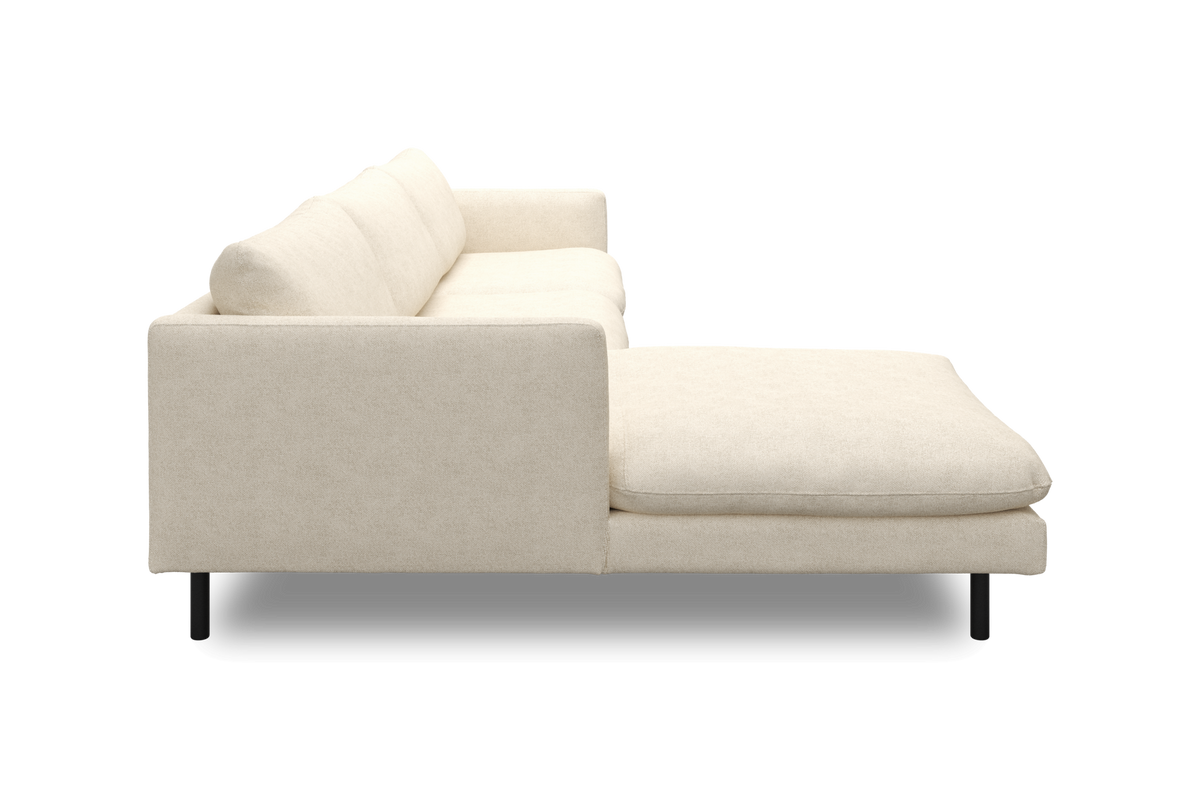 Sidovy av en beige modulsoffa med högerställd schäslong och svarta ben, frilagd på vit bakgrund.