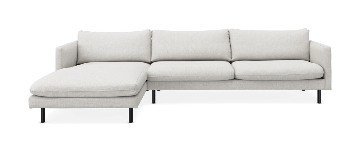Ljusgrå 3-sits soffa med vänstervänd schäslong och smala svarta ben.