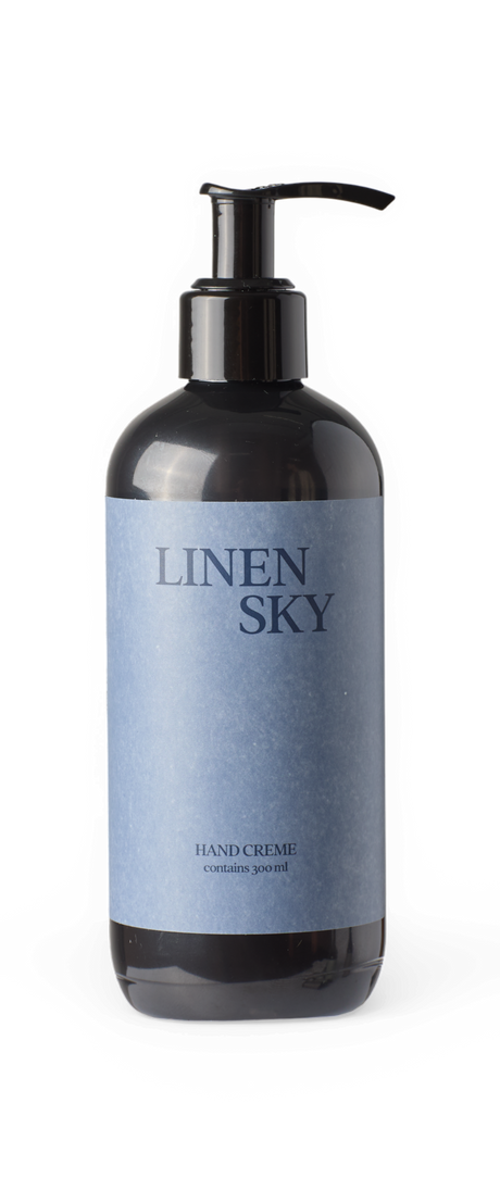 Svart pumpflaska med etiketten LINEN SKY handkräm, innehåller 300 ml.