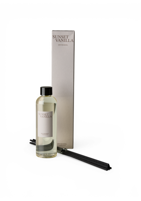 "Sunset Vanilla" diffuser refill med svarta doftpinnar och förpackning.