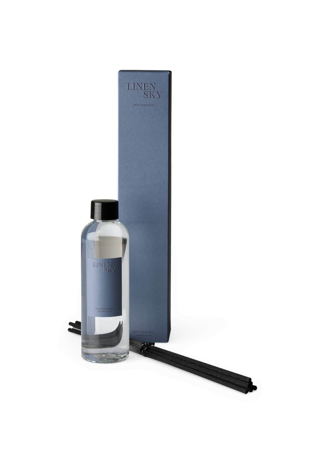 Linen Sky diffuser‑refill med flaska, blå ask och svarta doftpinnar.
