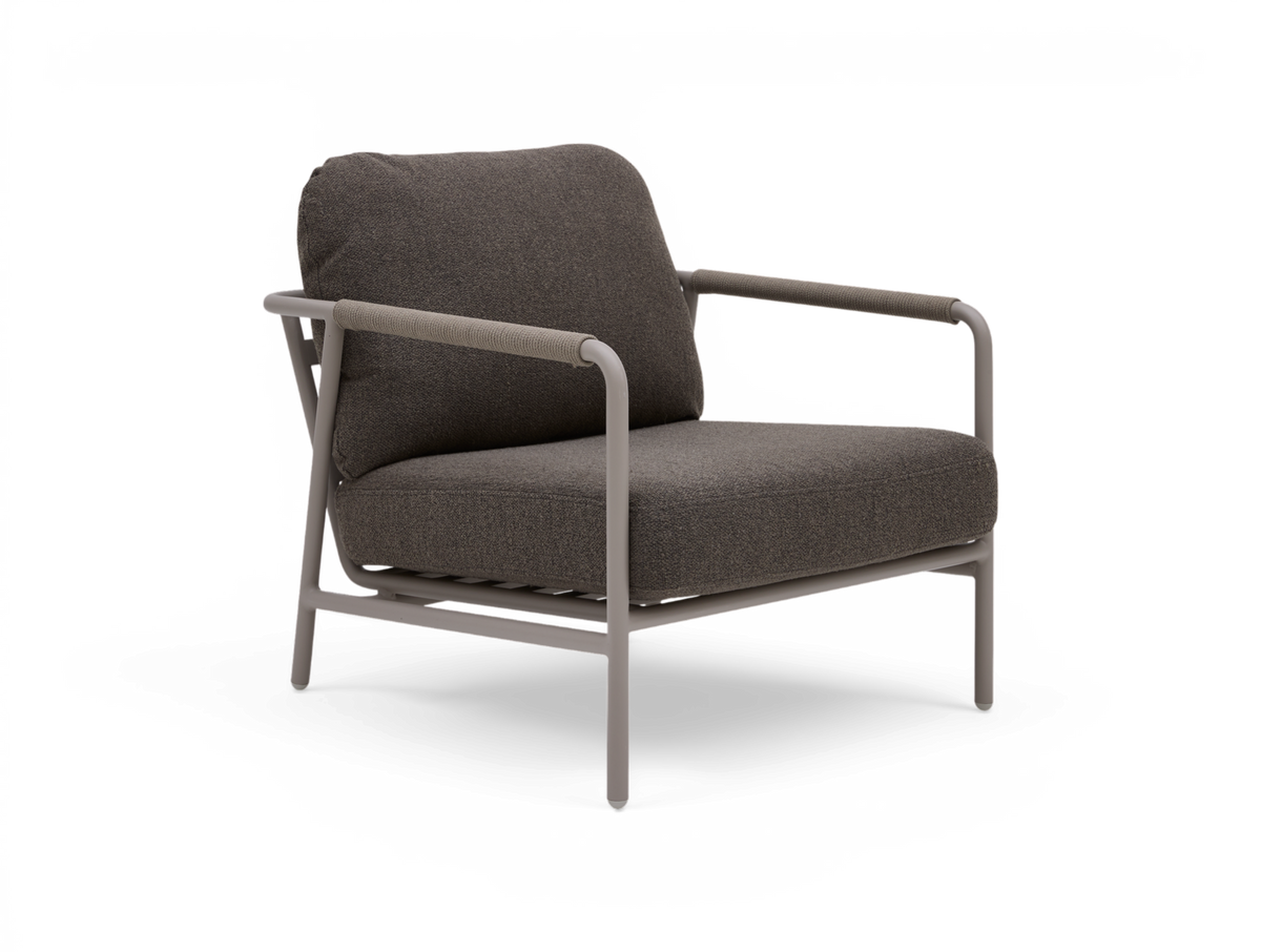 Modern loungestol med grå dynor och taupefärgad metallram, sedd i frontvinkel mot vit bakgrund.