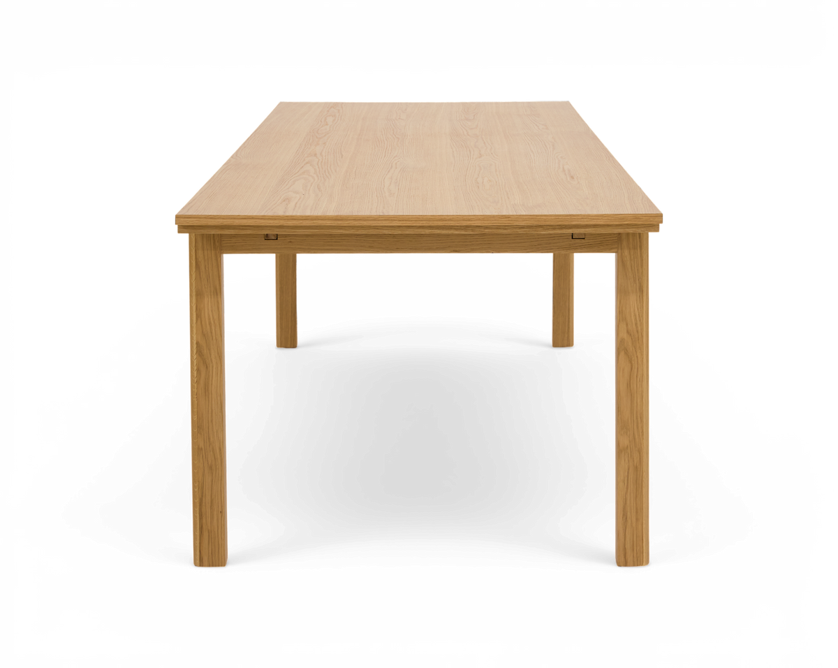 Rektangulärt matbord i ljus ek, frontvy på vit bakgrund.