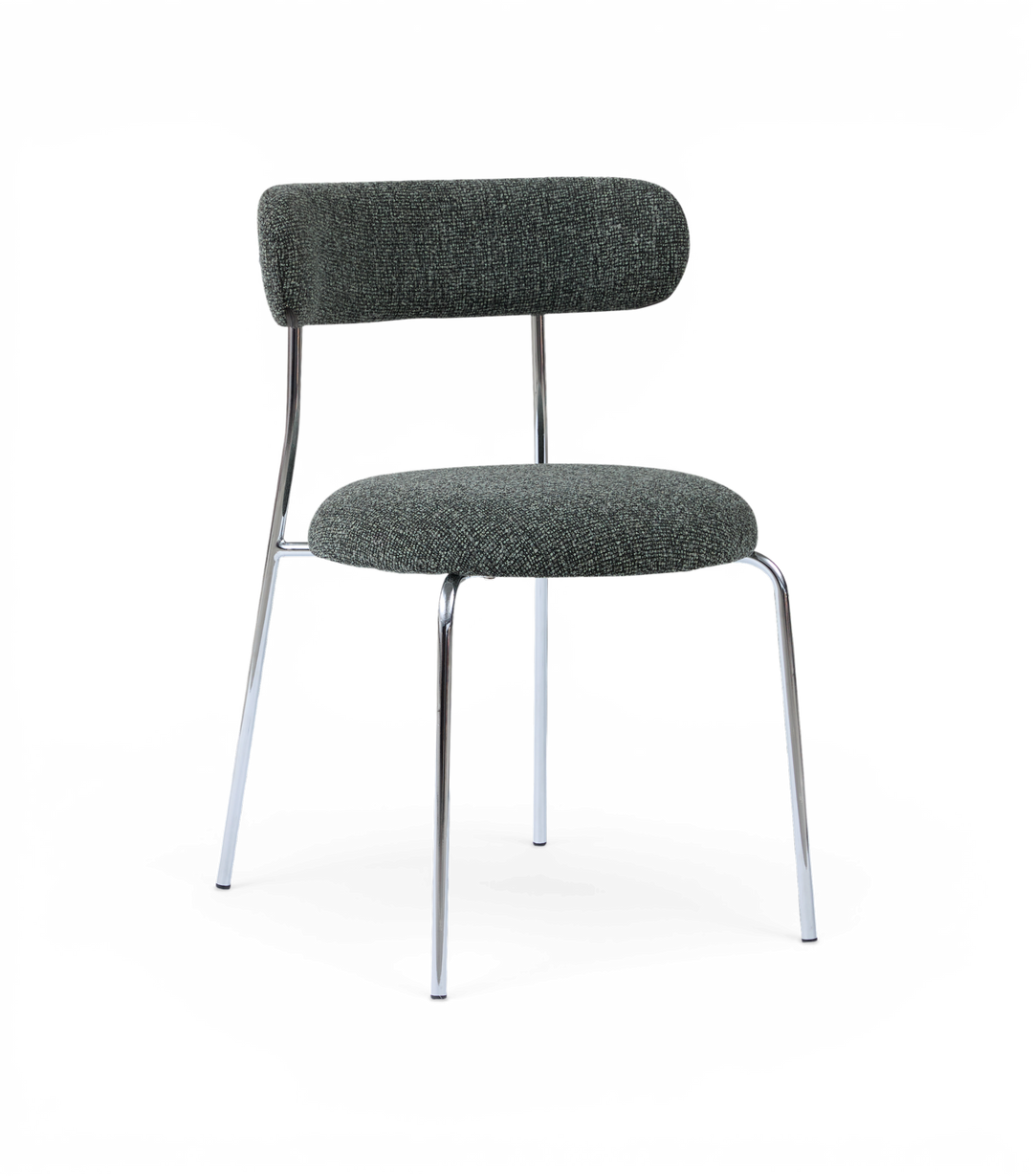 Modern stol med mörkgrått tygsäte och ryggstöd samt kromade ben, frilagd på vit bakgrund.