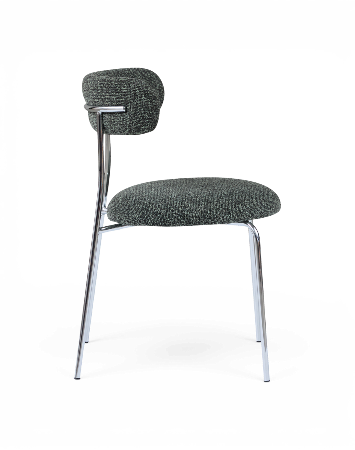 Modern stol i profil med mörkgrått, texturerat säte och ryggstöd samt kromben.