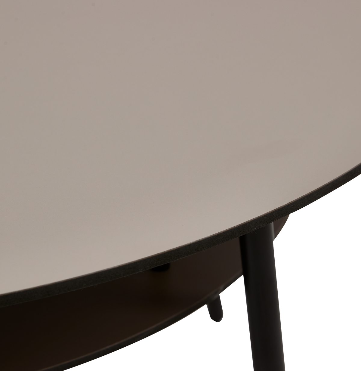 Närbild av beige rund bordsskiva med svart kant och ben samt en underskiva.