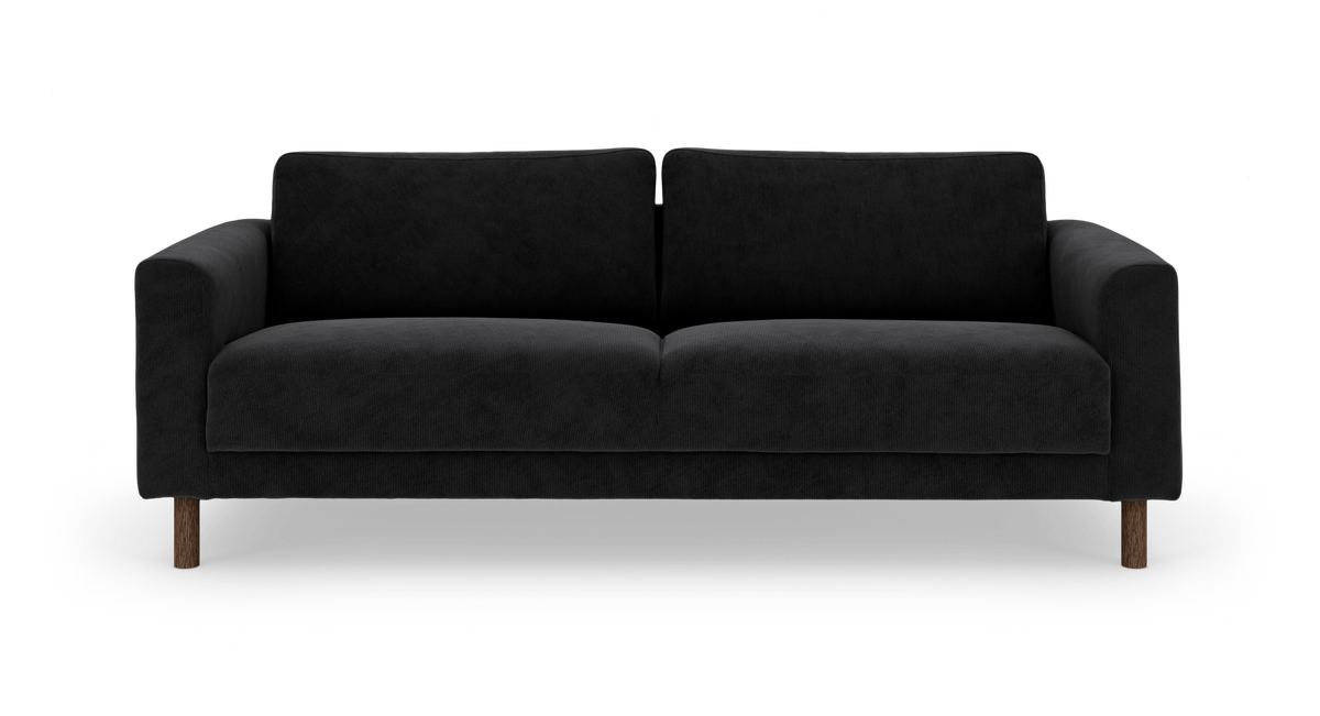 Svart 3-sits soffa med rundade armstöd och träben, fotograferad rakt framifrån.