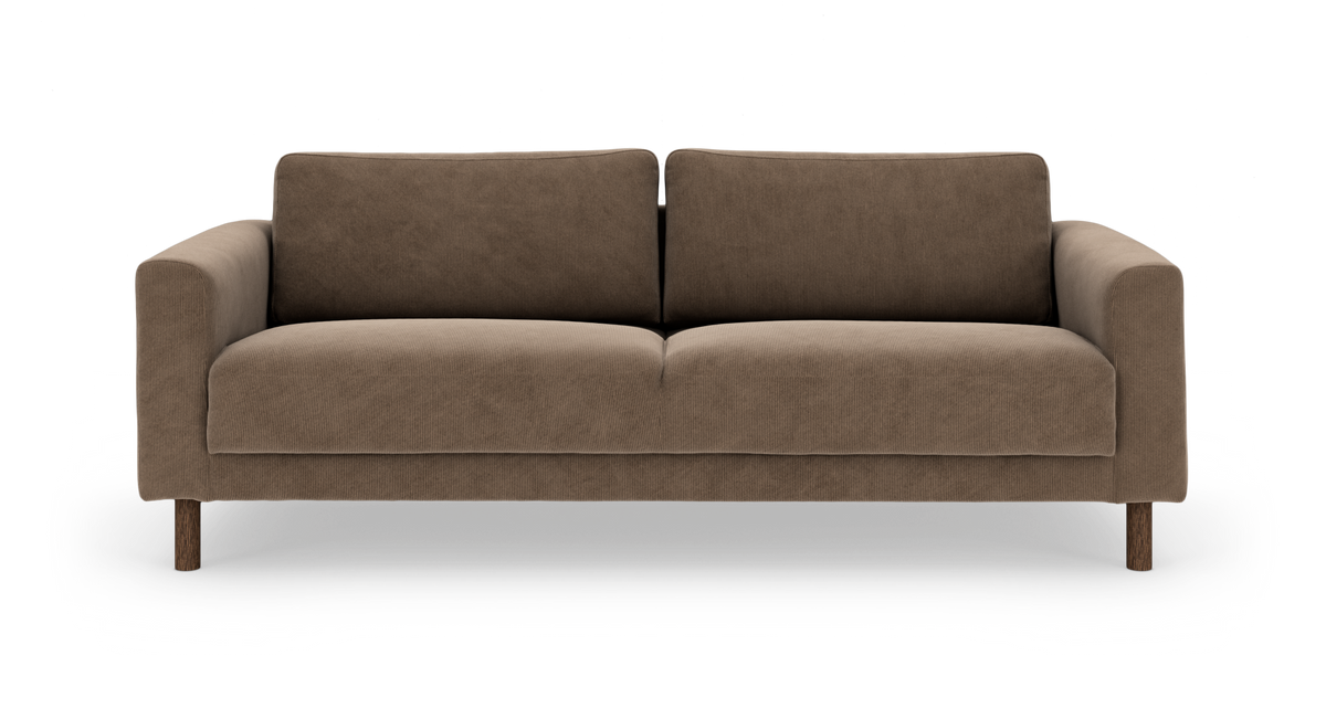 Brun 3-sits soffa med rundade armstöd och träben, frilagd mot vit bakgrund.