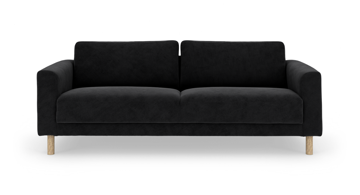 Svart 3-sits soffa med rundade armstöd och träben, frilagd på vit bakgrund.