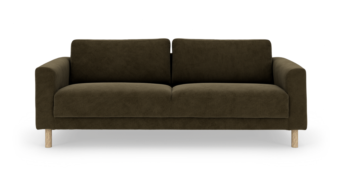 Mörk olivgrön 3-sits soffa med träben, fotograferad rakt fram mot vit bakgrund.