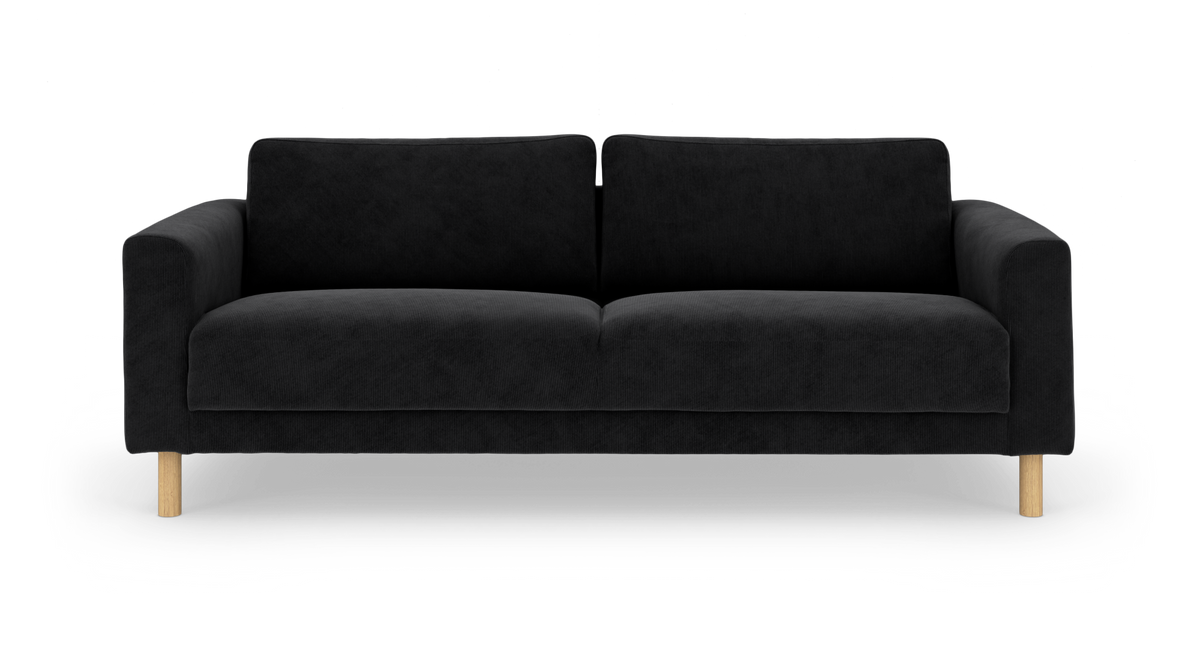 Svart 3-sits soffa med runda armstöd och ljusa träben på vit frilagd bakgrund.