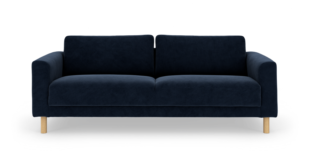 Mörkblå 3-sits soffa med träben, sedd rakt framifrån och frilagd på vit bakgrund.
