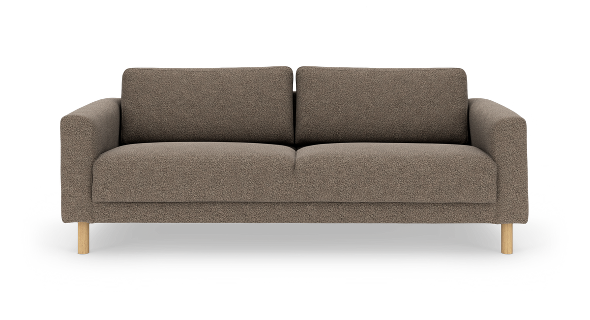 Brunbeige 2–3-sits soffa i bouclé med runda armstöd och ljusa träben, frilagd på vit bakgrund.