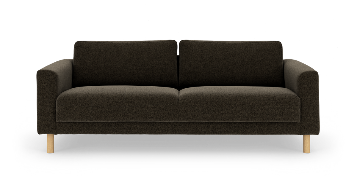 Mörkbrun modern 3-sits soffa med runda armstöd och ljusa träben, frilagd mot vit bakgrund.