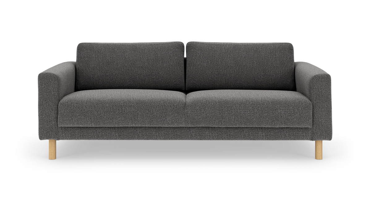 Mörkgrå, modern soffa med runda ben i ljust trä, frontvy på vit bakgrund.