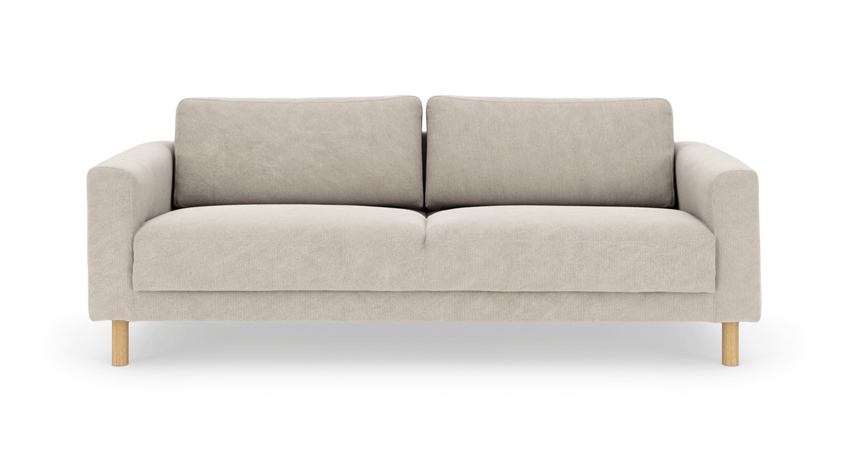Beige soffa med två sittkuddar, rundade armstöd och träben sedd rakt framifrån.