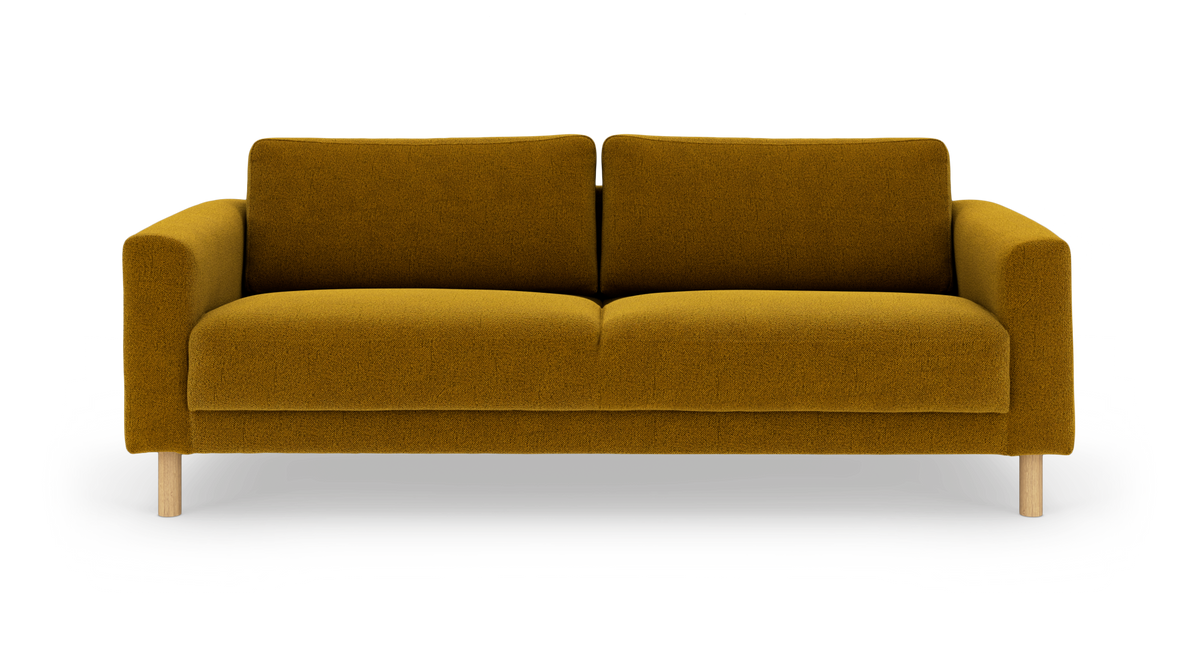 Senapsgul 3-sits soffa med rundade armstöd och ljusa träben, frontvy på vit bakgrund.