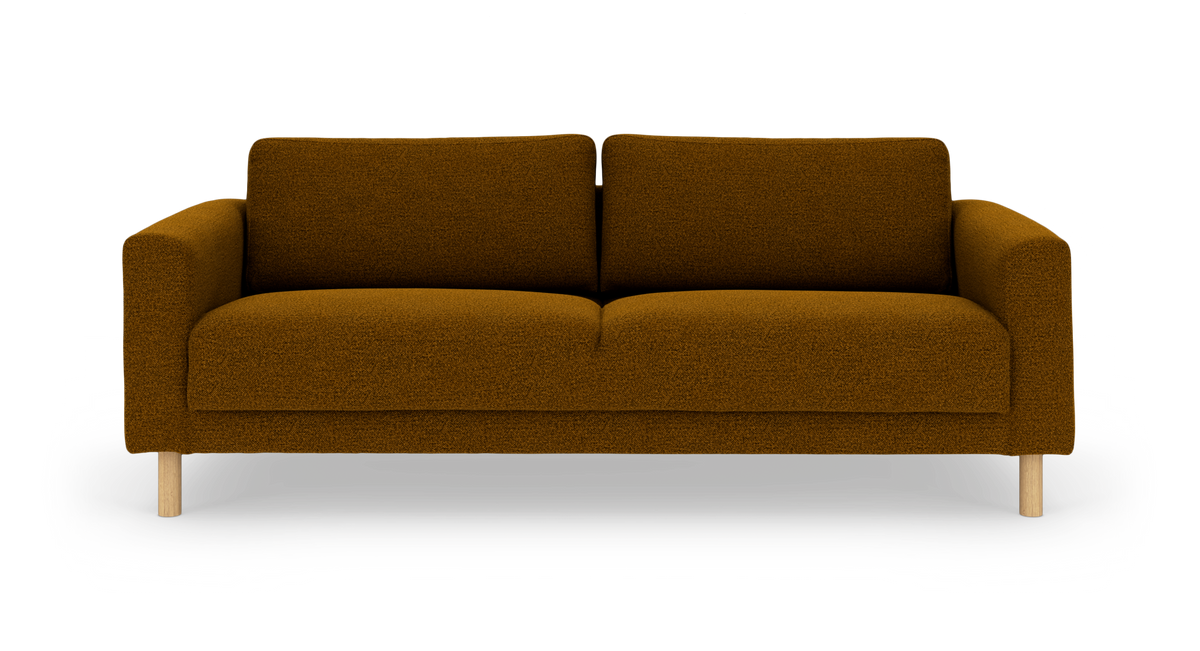 Brun texturerad 3-sits soffa med rundade armstöd och ljusa träben, sedd rakt framifrån på vit bakgrund.
