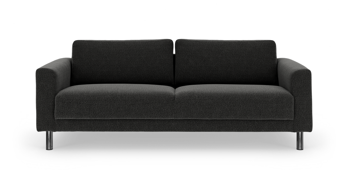 Mörkgrå 3-sits soffa med rundade armstöd och kromade ben, frilagd på vit bakgrund.