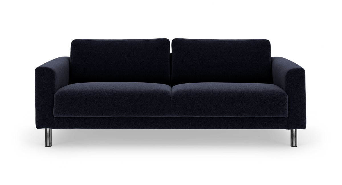 Mörkblå modern 3‑sits soffa med två ryggkuddar och kromade cylinderben, frilagd mot vit bakgrund.